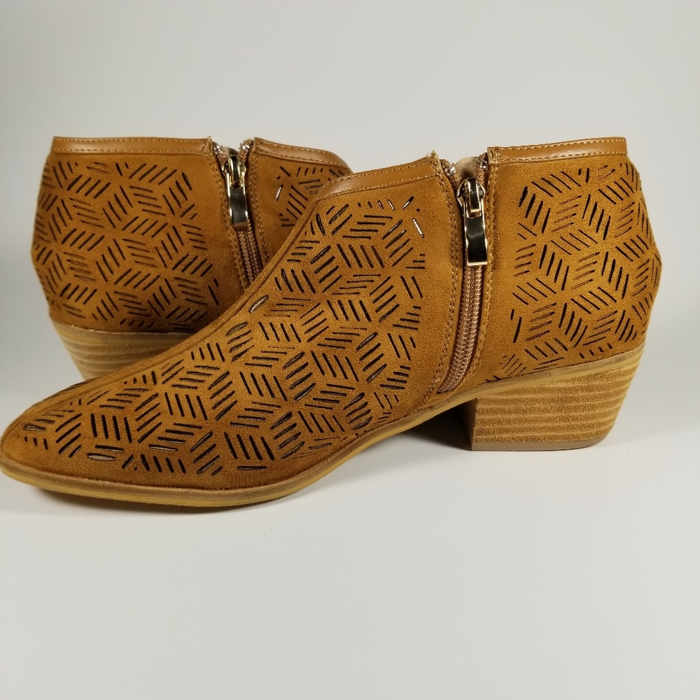 Catherine Malandrino, Flaky, tan short bootie sz 9